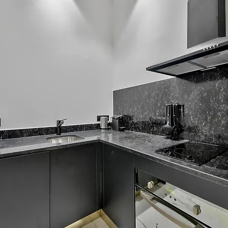 Urbanflat 98 - Large In The Center Of